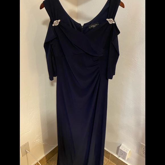 Navy blue evening gown. - Picture 3 of 7